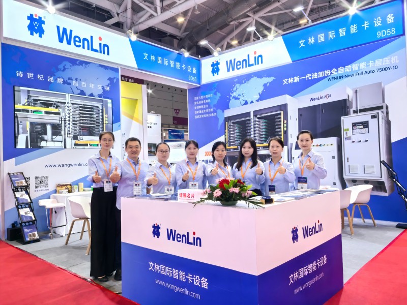 员工合影1(1).jpg